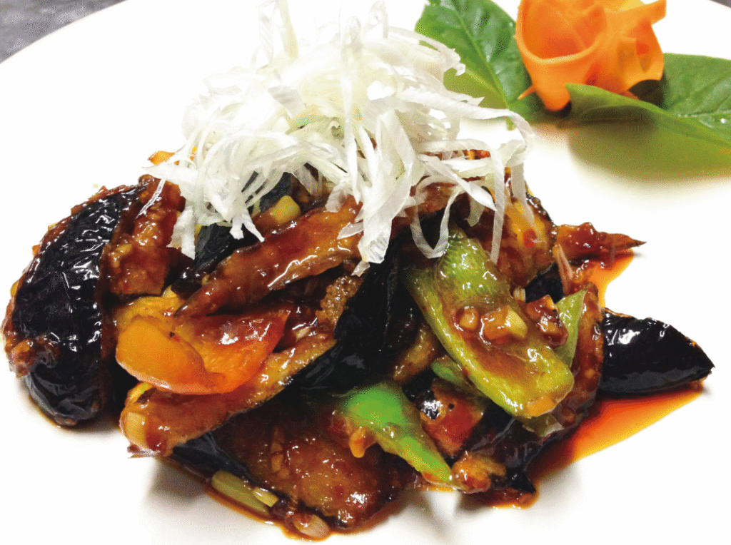 What are the recommended side dishes for the buffet-style Chinese dumpling restaurant in Chinatown?